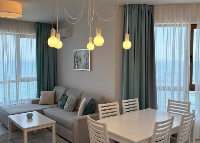 On The Near The Sea * 瓦爾納