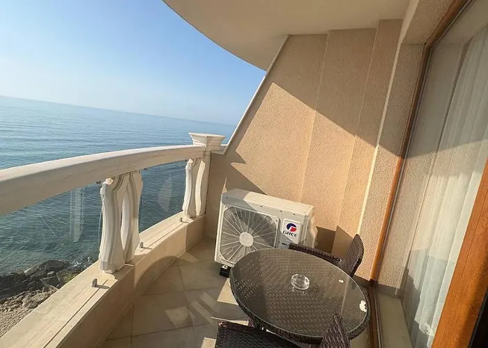 On The Near The Sea * 瓦爾納